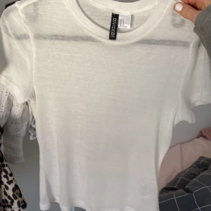 Populär tröja från HM! - Super snygg och populär genomskinlig topp från HM, köpte tyvärr i fel storlek! 