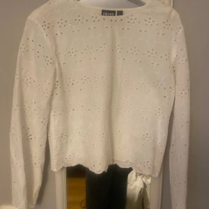 Vit blus från pieces - Fin vit blus från pieces i storlek S