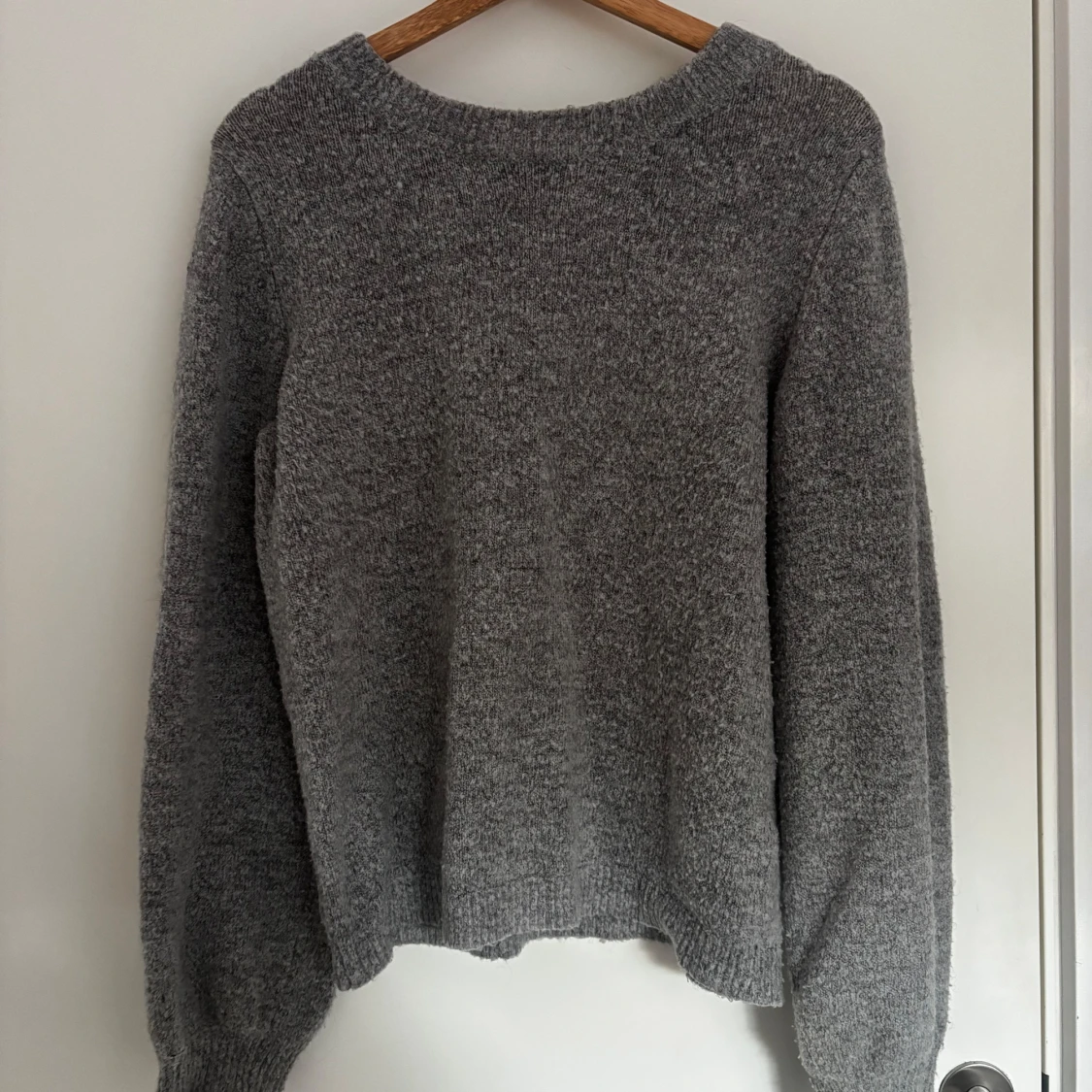 Grå stickad tröja
