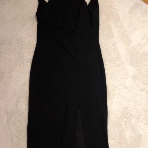 Svart klänning  - Hej säljer en svart klänning som är jätte fin på sommaren och är i jätte bra skick storlek S