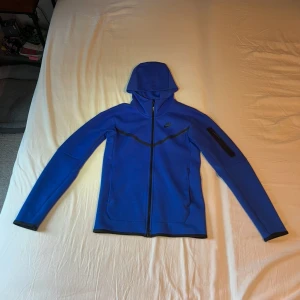 Nike tech fleece - Säljer nu en Nike tech fleece royal blue i storlek XS. Köpt från Nike. Knappt använd. Priset kan diskuteras.