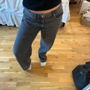 Gråa baggy jeans  - Gråa baggy jeans ifrån Gina, använda fåtal gånger 😊