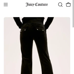 SVARTA JUICY COUTURE BYXOR I STORLEK XXS.❤️ - Säljer ett par svarta byxor ifrån Juicy Couture köpta ifrån Raglady. Byxorna är i helt ny perfekt kondition och har knappt blivit använda. Byxorna är i storlek xxs, Själv är jag 163cm och 50kg och dessa byxor passar perfekt. Det är elastiska vid midjan och skulle säga att maxlängden för dem är runt 168cm. Om man är för kort kan man såklart sy upp byxorna. Jag köpte dessa för 1200kr och säljer för 800 men priset går självklart att diskutera.❤️