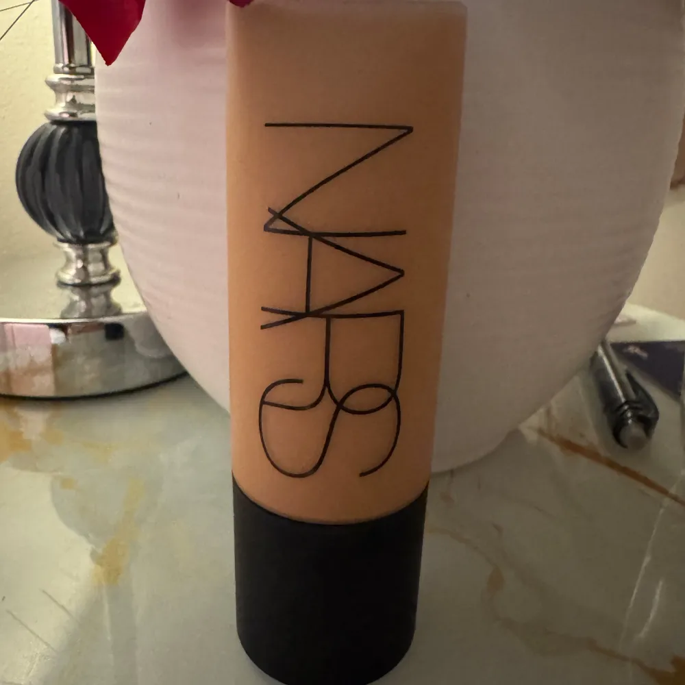 NARS Soft Matte Complete Foundation i nyansen Tahoe (Medium-Deep 2). Flytande foundation med matt finish, perfekt för en jämn och naturlig look. Har endast använt 1 gång. . Beauty.