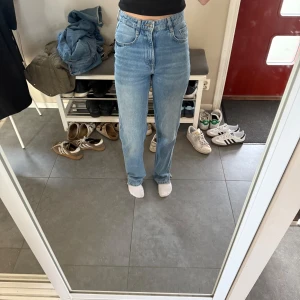 Ljusblå jeans från Zara - Säljer ett par ljusblå jeans med hög midja och raka ben. Stolek 34.