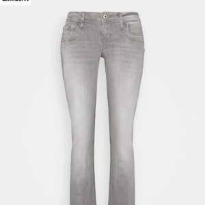 Grå bootcut jeans - LTB - Säljer mina populära LTB jeans jag köpt här på Plick. Skriv för frågor eller mer bilder🩷