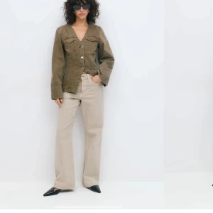 Virala jeansjacka från Gina Tricot - VIRALA jeansjacka från Gina Tricot, helt ny har bara provat men råkade ta bort prislappen🤍Den är slutsåld på hemsidan, ordinarie pris: 599kr