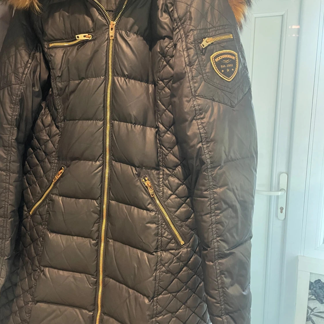 Svart dunjacka med fuskpäls från Rockandblue