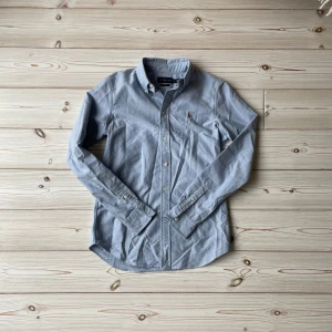 Ralph lauren skjorta - Säljer nu denna feta Ralph lauren skjortan i riktigt bra skick, perfekt nu till sommaren. Storlek: S, men sitter som XS. Nypris: 1999kr. Mitt pris: 349kr. Skriv vid frågor eller för fler bilder! 🤩
