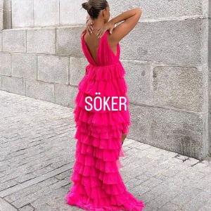 SÖKER rosa volangklänning från NAKD - Söker efter denna otroliga rosa tyllklänning från NA-KD som tyvärr inte säljs längre. Perfekt till balen! 💓Typ storlek 36 eller 38. Om du har denna och kan tänka dig sälja den till mig så kontakta mig gärna! Du får gärna också kontakta mig om du har någon liknande eller annan rosa tyllklänning i samma stuk 🙌