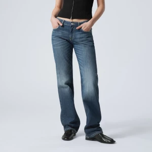 Weekday jeans - Snygga blå jeansbyxor med raka ben och klassisk femficksdesign. Jeansen har normal passform och subtila slitningar framtill för en avslappnad look. Perfekta till vardags och lätta att matcha med olika toppar och skor. I modellen ”Arrow low waist regular straight jeans” i färgen Mine Blue, endast testade. Super fina lite mer unika jeans! storlek 24/32, hör av er vid frågor❣️