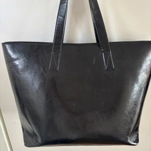 Svart shoppingväska i skinn - Stor väska från Gina tricot, använt en gång. Får plats med allt i den!! 