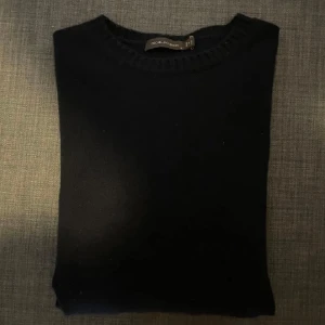 Stickad tröja från Oscar Jacobsson - Hej, säljer nu denna skit snygga tröja från Oscar Jacobson just för att den ej används längre. Tröjan är tillverkad i 12gg ull, kashmir och viskos. Nypris: 1399/ Mitt pris: 350. Kom pm vid minsta fundering👌