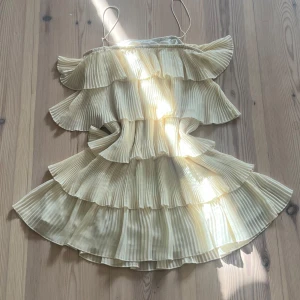 Klänning - Super fin klänning från hm som ej säljs längre, superfin till sommaren