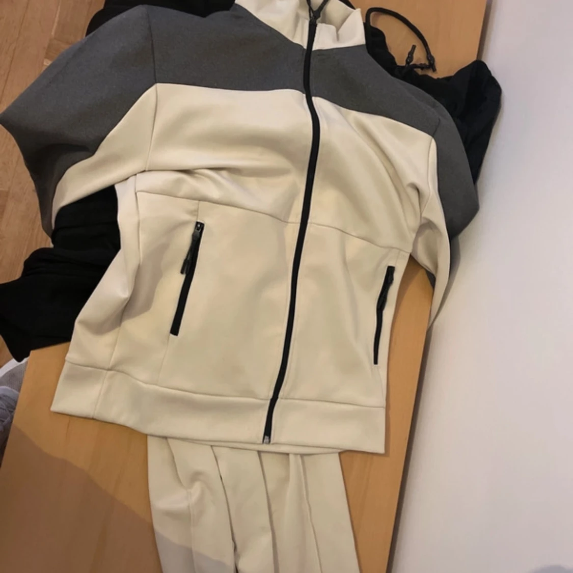 Grå och beige dress med dragkedja - 1