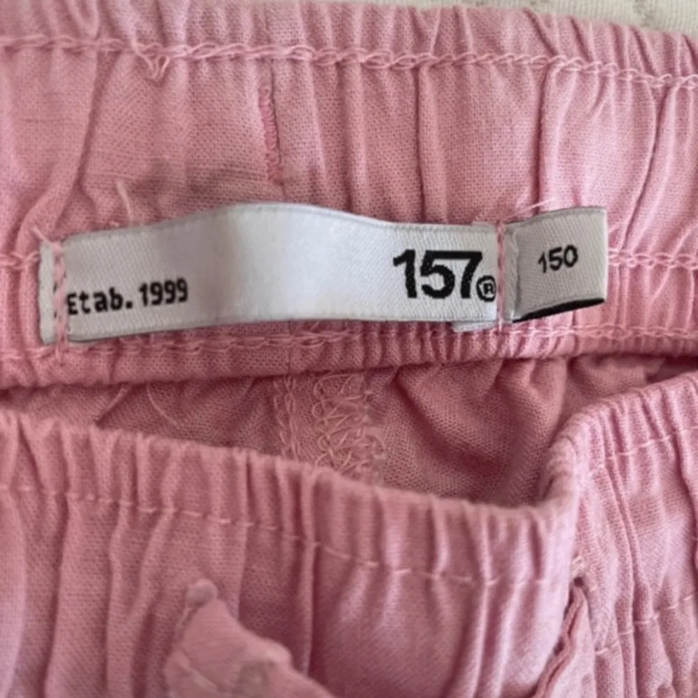 Säljer mina rosa linnebyxor som är köpa från lager 157 i strl 150. 💕 Säljer då jag tyvärr nu växt ur dem! Men dessa byxor är lite mindre i storleken så som en 140! 🌺 Så fina och mycket fint skick, de vill säga hela och rena! 🌟 Resår och dragsko i midjan, två sidfickor och en bakficka. Rökfritt hem och ej något djur.. Farkut & Housut.