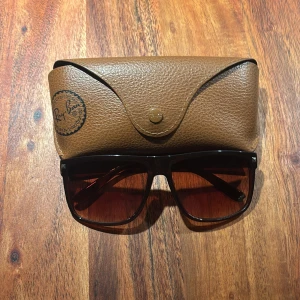 Rayban liknande solglasögon  - Säljer ett par Rayban liknande solglasögon | färg brun | rayban fodralet ingår inte | kommer packade i både en liten låda med glasögonfodral | bara att skriva för eventuella frågor | 😃