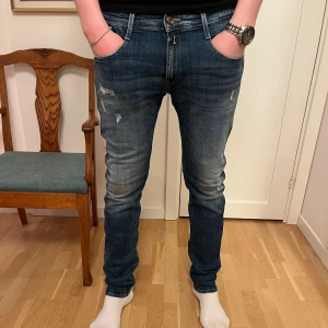 Replay jeans - Sjukt snygga jeans från Replay i modellen anbass. Inga som helst tecken på användning. Storlek 34/36. Nypris ca 2000kr. Hör gärna av dih vid frågor eller funderingar!