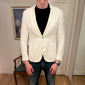 Linnekavaj - Säljer denna snygga kavaj i 100% linne, perfekt inför varmare dagar! Den är endast använd en gång och är i perfekt skick. Storlek 48 vilket motsvarar M. Den är från MNG man, nypris 1900kr. Hör gärna av dig vid frågor eller funderingar!
