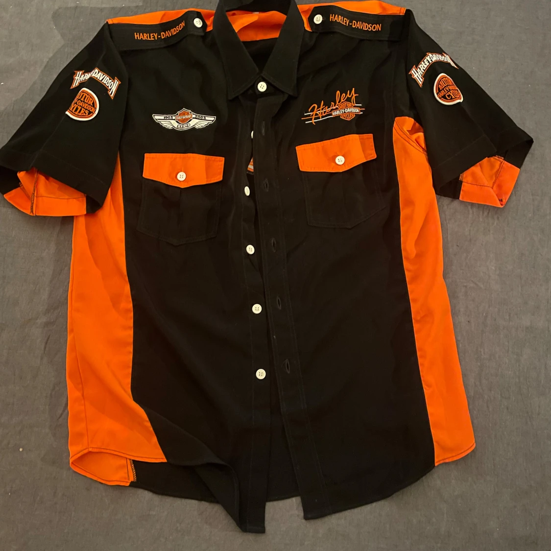 Svart och orange Harley Davidson skjorta