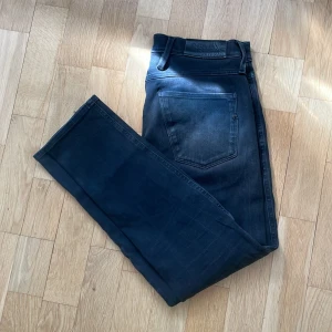 Svarta replay anbass - Svarta replay anbass I hyperflex. Storlek 29/30. Byxorna är i använt skick. 