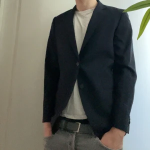 Marinblå kavaj från Bläck - Säljer denna stilrena kavaj i storlek M! Tyvärr något för liten för mig, men den är i riktigt fint skick och knappt använd. Passar perfekt för dig som gillar en klassisk och snygg look. Hör av dig vid frågor – det är bara att skriva! Lägg ett bud eller köp direkt.