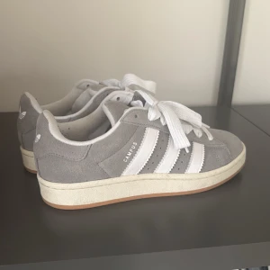 Säljer mina Adidas Campus 00s skor🥰 - Använda 2 gånger, säljer för dom är för små. Inga tecken på användning, har dock blivit lite knottrigt på innersidan, pga strumpor. Kom med bud😍 