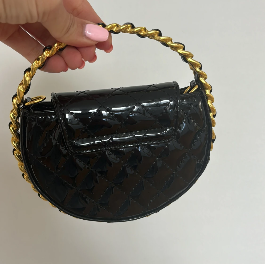 Svart mini väska i lack och guld detaljer  - 1