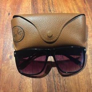 Rayban liknande solglasögon  - Säljer ett par Rayban liknande solglasögon | färg svart | rayban fodralet ingår inte | kommer packade i både en liten låda med glasögonfodral | bara att skriva för eventuella frågor | 😃