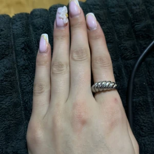 Edblad Linnea ring - Säljer den då jag inte använder den längre och jag har tappat bort burken den kom i. Köper du armbandet och ringen jag säljer då kan du få 100kr rabatt på köpet