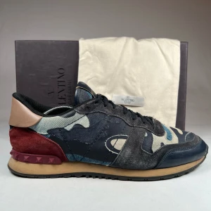 Valentino Rockrunners - Säljer ett par stilrena rockrunners i storlek 44 📏| De är i bra skick och snygga färger 🫧| Dustbag och box ingår🤩🚨| Nypris: 8510kr| Mitt pris: 1250kr| Fraktar så snabbt som möjligt via PostNord eller Instabox📬📮|