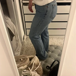 Blå raka jeans - Säljer ett par klassiska blå jeans med rak passform och hög midja. Jeansen har fem fickor och stängs med dragkedja och knapp. Perfekta till vardags för en avslappnad stil. Jeansen är från Bikbok och är andvända därför har de blivit ett hål på bakre vänster sida och är tyvärr lite slitna ner till hälen. Hör av er för mer information🩷