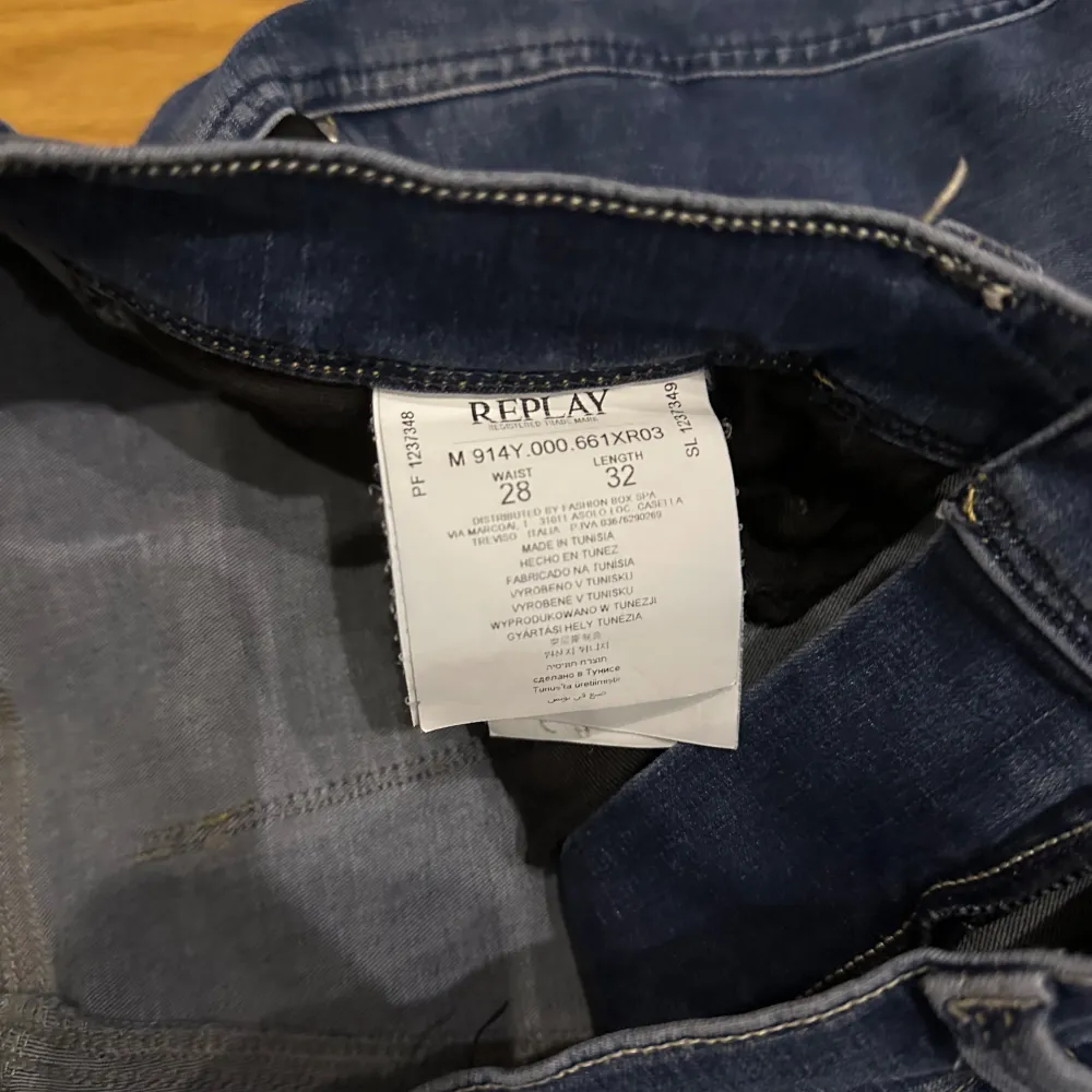 Säljer ett par Replay Hyperflex Anbass jeans i blå färg. Byxorna är väldigt, snygga och läderpatch bak i midjan. Modellen är slim fit med stretchigt material.. Farkut & Housut.