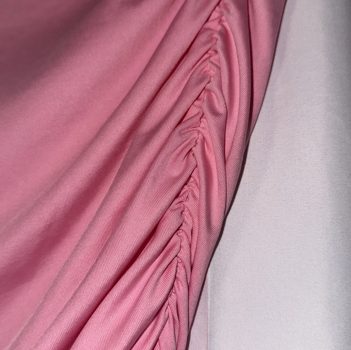 Rosa långkjol med rynkade detaljer - 1