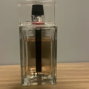 Dior Homme Sport Eau de Toilette 200ml - Säljer min DIOR HOMME SPORT EDT 200ML Då den ej används längre, det finns en stor mängd kvar i flaskan och den har bevarats i mörker för att hålla kvalitet, ren och fräsch citrus doft perfekt för sommaren! 