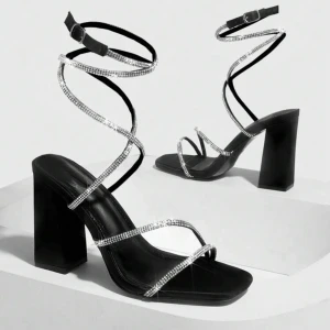 Svarta sandaler med glittriga remmar och blockklack - Säljer en jättefin klackskor i färgen svart. Passar perfekt för balen, bröllop och vid andra tillfällen. Har bara använt den en gång, för min bal, och den kommer tyvärr till ingen användning längre.