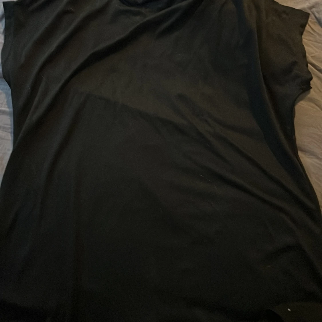 Svart t-shirt med STRONG-tryck från OTP - 1