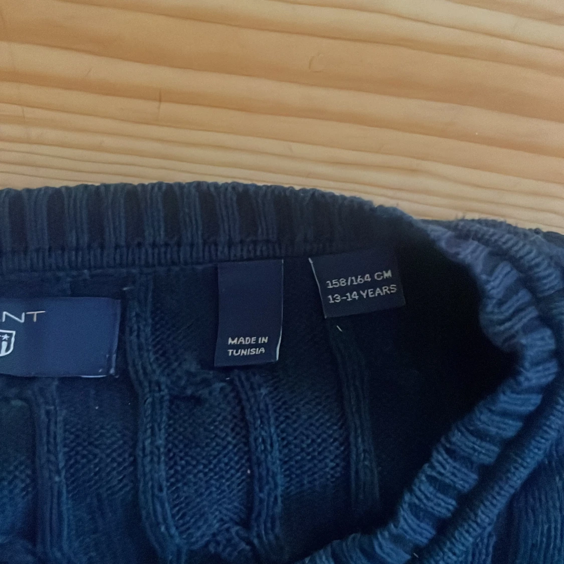 Mörkblå kabelstickad tröja från Gant - 3