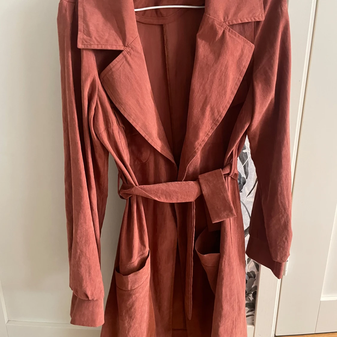 Rostfärgad trenchcoat från IMAJ