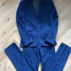 Dressmann kostym - Säljer denna kostym från dressman där kavajen är i storlek 44 och byxorna är i storlek 29/32. Skick 9/10. Orginal pris - 2500kr Vårat pris - 449kr. Priset är ej hugget i sten! Skriv vid minsta lilla fundering!🙌