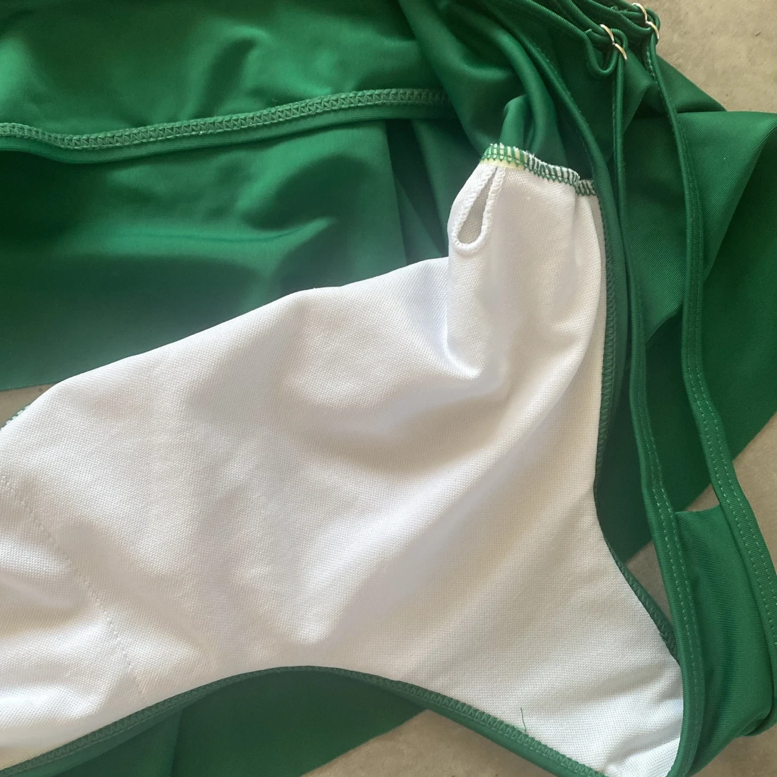 Grön bikini med volangdetaljer - 1