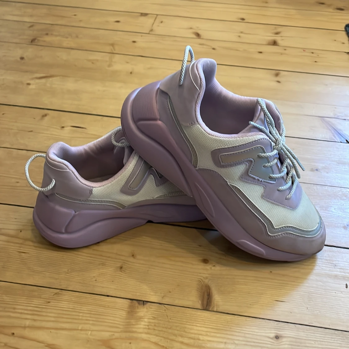 Ljuslila sneakers med snörning - 3