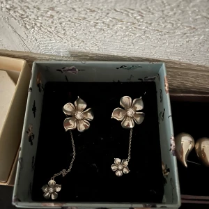 Silverörhängen från Ioaku - Silverörhängen från Ioaku med blomdesign och hängande kedja. Allt finns kvar🥰