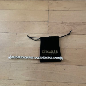 Silver Kedja Kejsar - Snygg o fin Kedja från Kejsar. Vet inte Exakt om den är 8 Mm eller 10 Mm men den är stor. Ny pris: 3500 Äkta Silver.