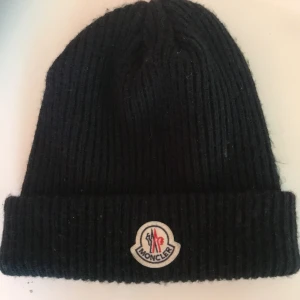 Äkta Moncler mössa!! - Nästan helt ny äkta Moncler mössa!! Använt den någon få gång, just för att provas! Passar till en stilren look eller bara en chill dag💞💞        !!tveka inte på att höra av er om du har någon fråga eller någon minsta lilla fundering!!             Kan även tänkas sänka pris, vid intresse av köp‼️