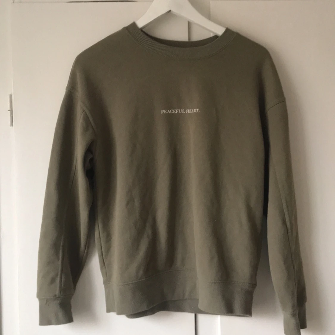 Olivgrön sweatshirt med text