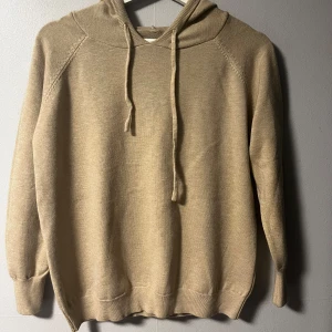 Merinoull Hoddie - Säljer en stilren merinoull hoodie från Verani clothing. Denna beige hoodie är helt ny. Storleken är M, men passar snarar XS kanske S.