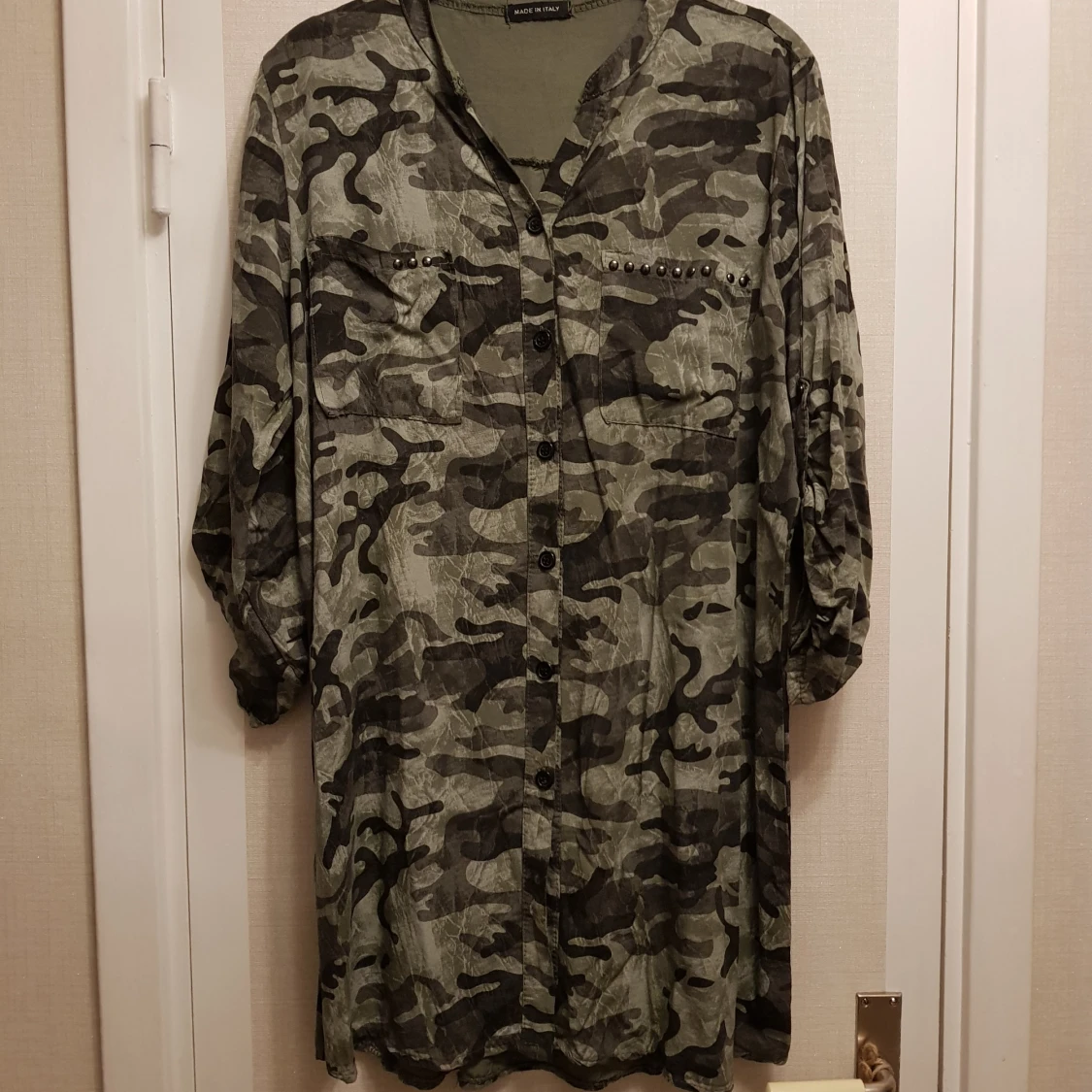 Grön kamouflagemönstrad skjortklänning strl M