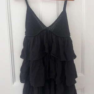 Svart klänning från Zapa - Snygg svart klänning från Zapa med volanger och stickade detaljer upptill. Perfekt för en somrig look eller en kväll ute. 🖤