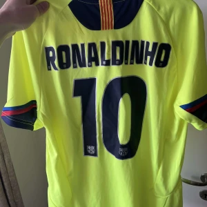 FC Barcelona fotbollströja - Hej, säljer denna Ronaldinho t shirten den är helt ny med taggar och aldrig använd. Storlek L pris 399 kr